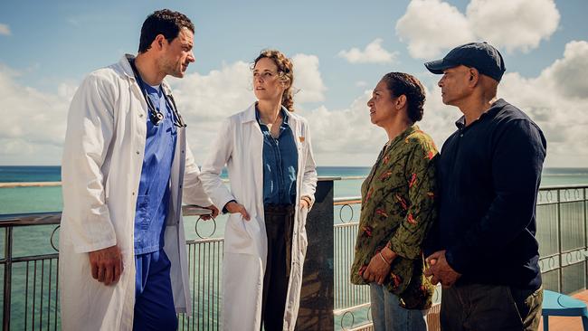 Dr. Daniel Bucher und Dr. Filipa Wagner informieren Jeans Eltern Amina  und Remi über den Gesundheitszustand ihres Sohnes.