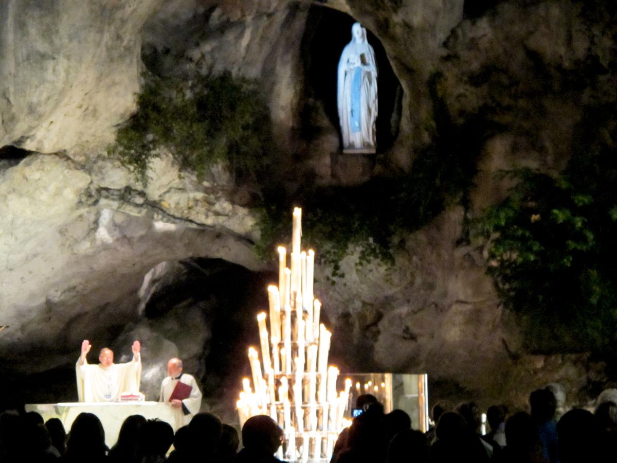 Die Muttergottes und ihre Erscheinungen: Grotte in Lourdes