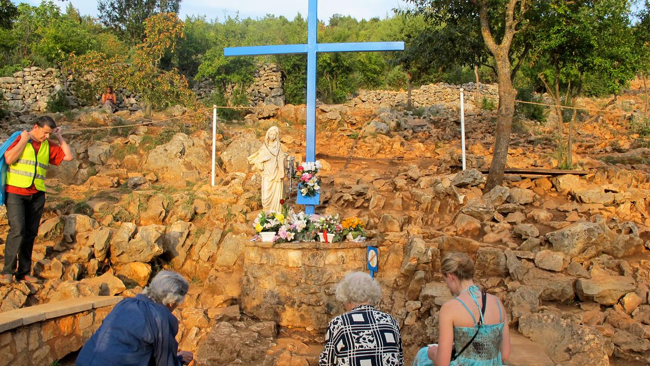 Die Muttergottes und ihre Erscheinungen: Pilger am Kreuzberg Medjugorie