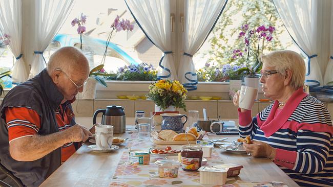 © ORF/Concorde Filmverleih Hildegard u. Heinz-Siegfried Rotthäuser, verheiratet seit 1960, sitzen gemeinsam an einem hell gedeckten Frühstückstisch.