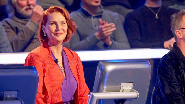 Maya Hakvoort  sitzt in einem "Millionenshow"-Studio vor einem Bildschirm, während das Publikum im Hintergrund applaudiert.