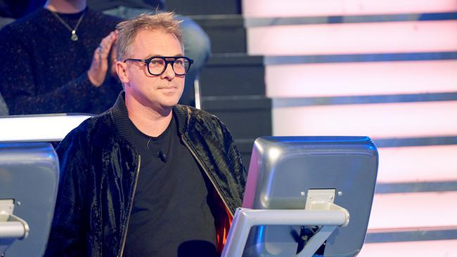 Max Stiegl sitzt im "Millionenshow"-Studio an einem Bildschirm, während hinter ihm Zuschauer sitzen.