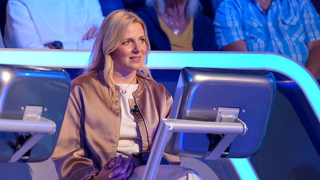 © ORF/Stefan Gregorowius Lisa Hauser sitzt im "Promi-Sportler-Millionenshow"-Studio vor dem Publikum.