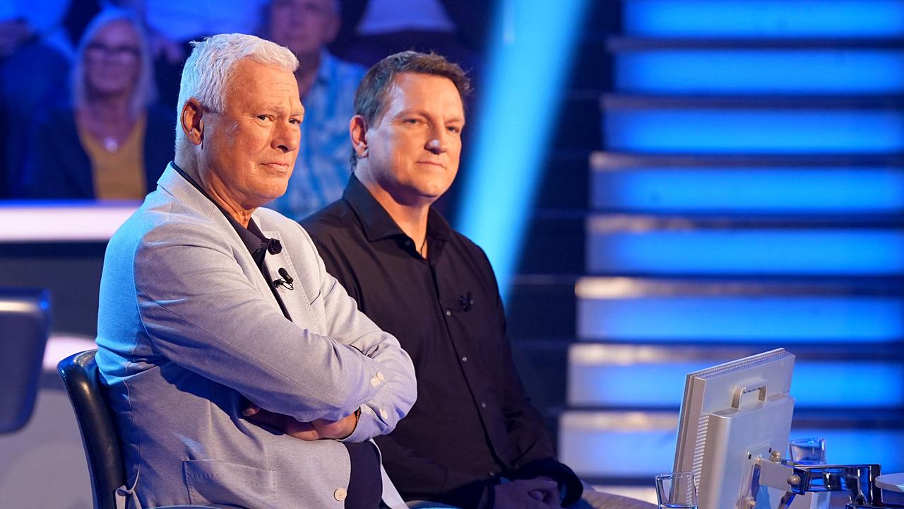 Toni Polster und Andreas Herzog sitzen nebeneinander vor dem Spielpult im "Promi-Sportler-Millionenshow"-Studio vor dem Publikum.