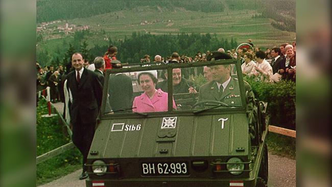 © ORF Königin Elizabeth II - besichtigt im Jeep die Europa-Brücke in Tirol