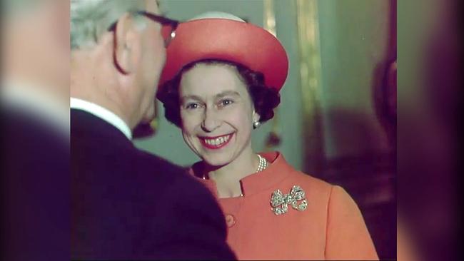 © ORF Königin Elizabeth II - bei Besuch des Österreichischen Bundespräsidenten Franz Jonas in der Wiener Hofburg