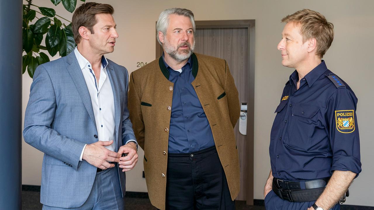 © ORF/ZDF/Linda Gschwentner Die Kommissare Hansen und Stadler erfahren von Polizeihauptmeister Mohr interessante Neuigkeiten zum aktuellen Fall.