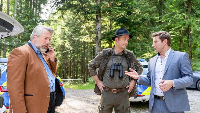 Die Kommissare Hansen und Stadler befragen den Jäger Alfred Kraglinger zum Tathergang.