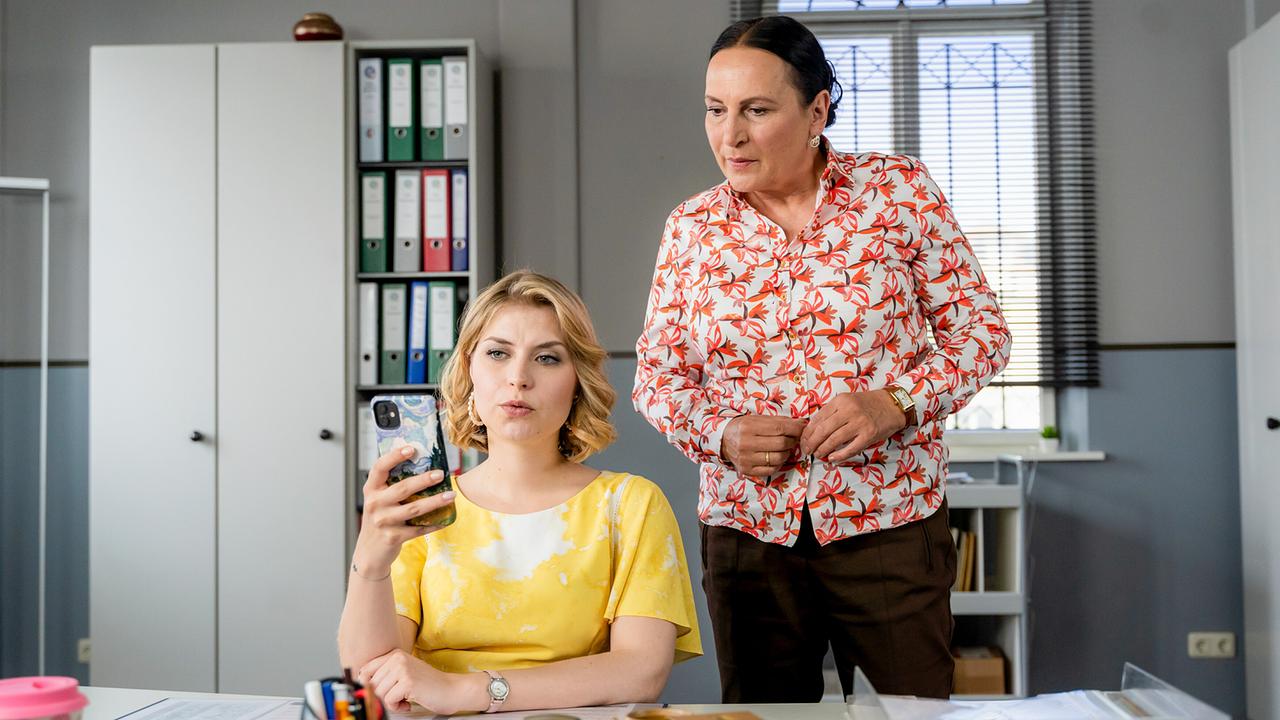 © ORF/ZDF/Linda Gschwentner Frau Lange und Frau Grasegger verfolgen den Livestream, den die Influencerin Jana Serana live vom Tatort postet.