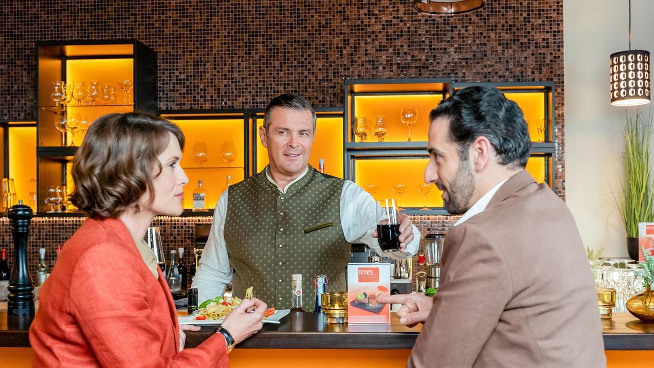 © ORF/ZDF/Linda Gschwentner Beim Abendessen im "Times Square" erfährt Kommissarin Andresen, weshalb Controller Donato seine Teilnahme am Fachvortrag abgesagt hat.