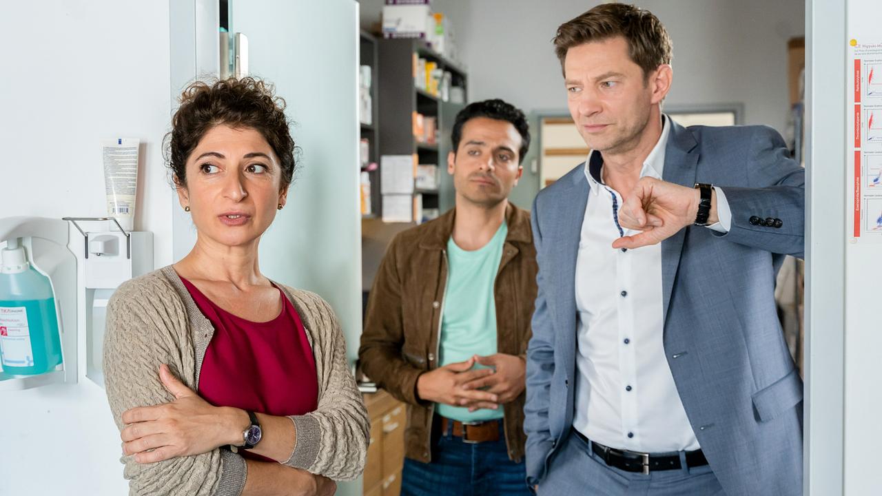 Tierärztin Dr. Cornelia Paulsen steht den Rosenheim-Cops Rede und Antwort.