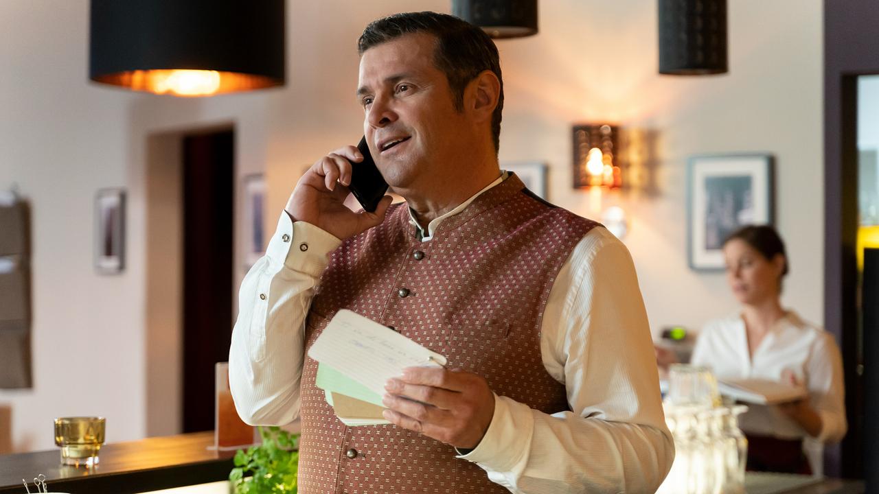 Für seine Verabredung mit Chiara Greco lernt Jo fleißig italienisch, was auch seiner Angestellten Franzi nicht entgeht.