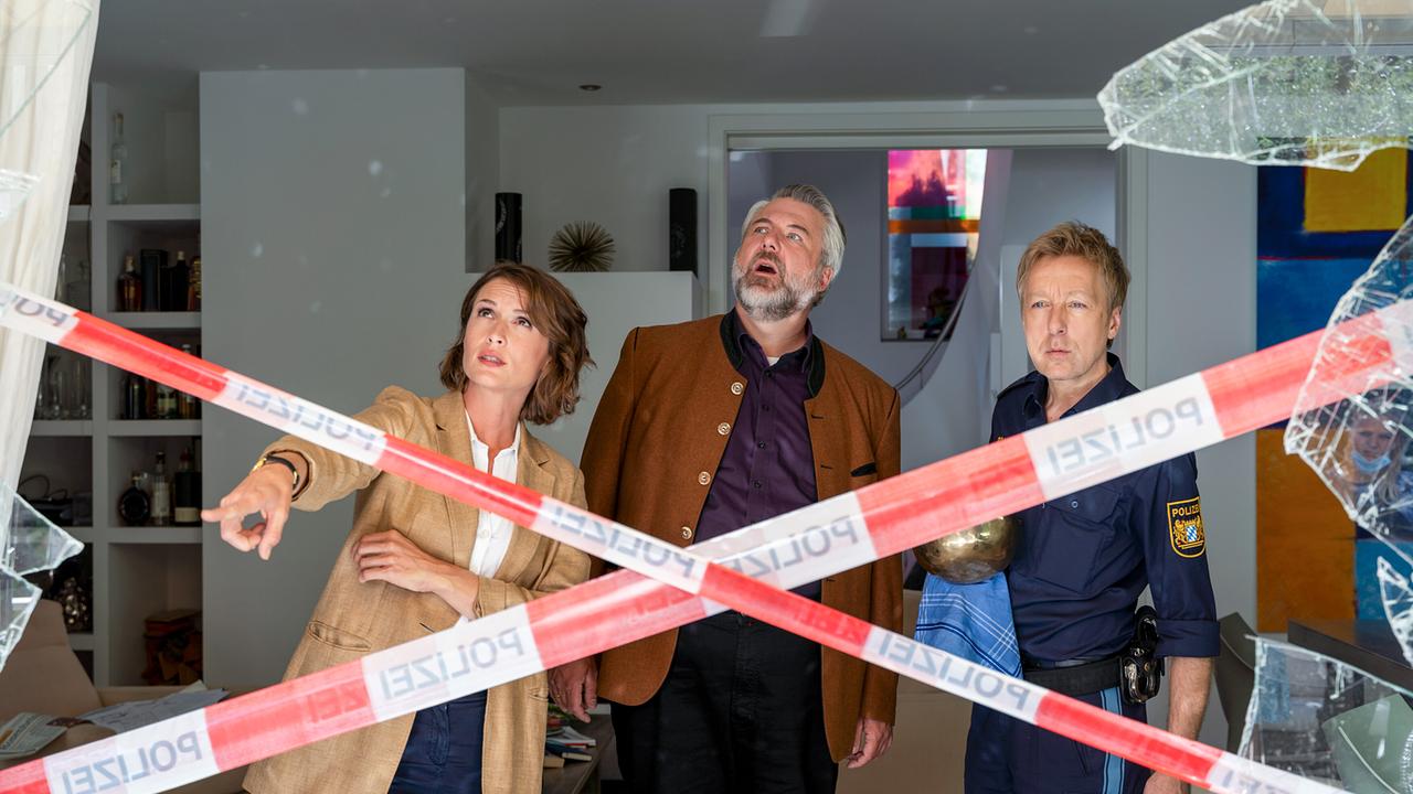 © ORF/ZDF/Linda Gschwentner Die Cops sprechen mit Polizeihauptmeister Mohr über die Einbruchsspuren am Tatort.
