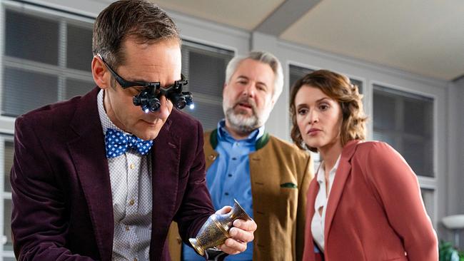 Kulturdezernent Dr. Baumgartner untersucht für die Cops Stadler und Andresen ägyptische Artefakte.