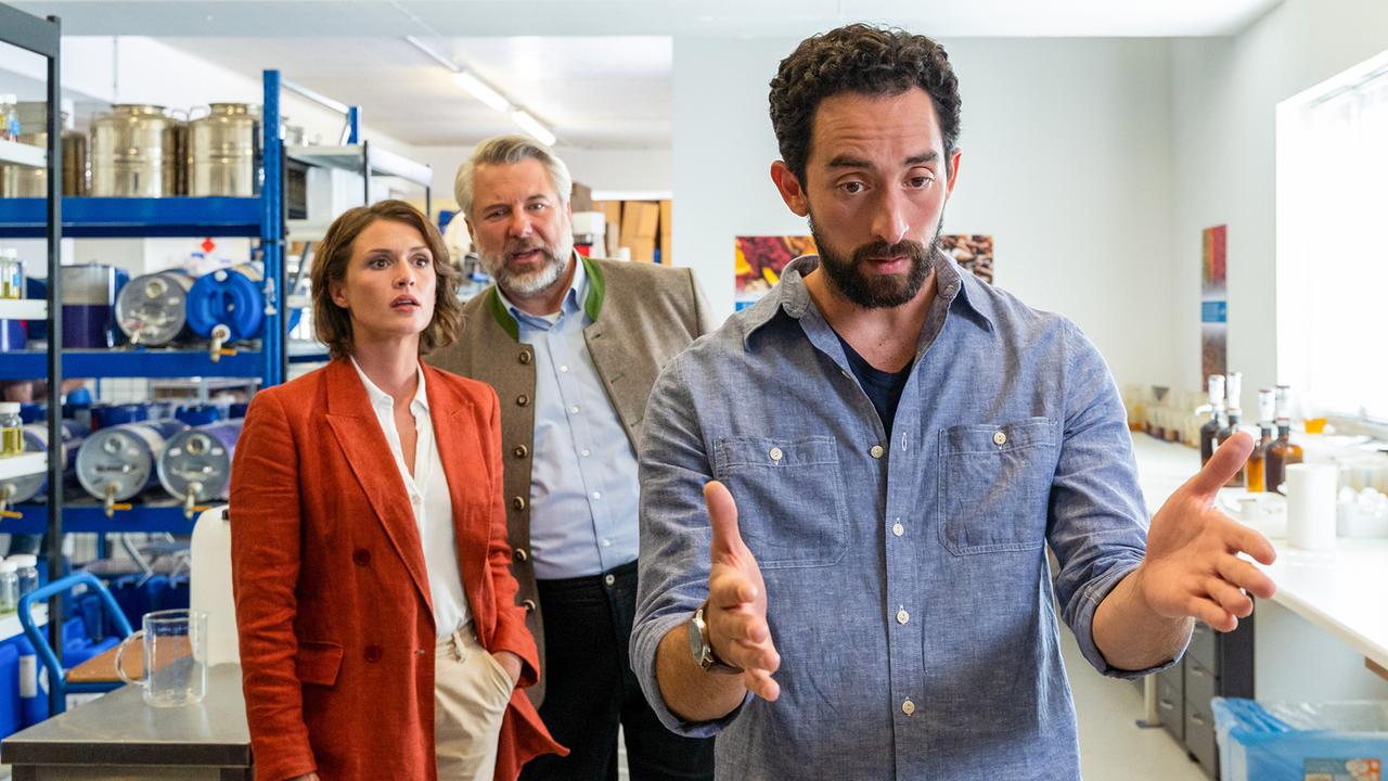 © ORF/ZDF/Linda Gschwentner Ein Mitarbeiter des Duftlabors des Opfers gibt den Cops zu verstehen, dass seine Expertise wesentlich zum Erfolg der Firma beitrug.
