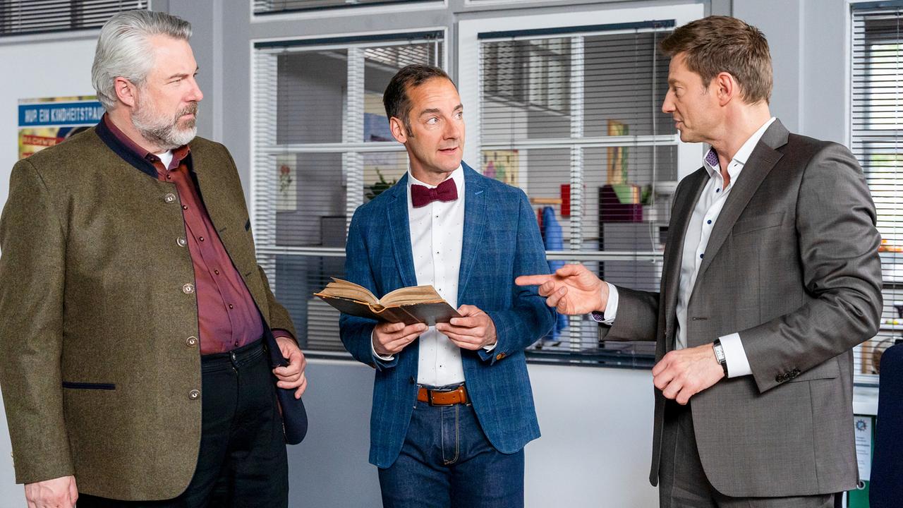 © ORF/ZDF/Linda Gschwentner Kulturdezernent Dr. Frank Baumgartner kann für die Kommissare Stadler und Hansen die altdeutsche Chronik entziffern.