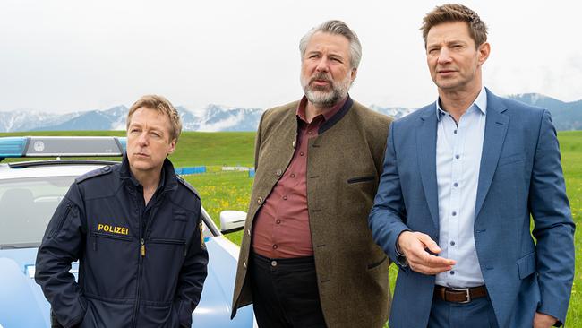 Polizeihauptmeister Mohr klärt die Kommissare Stadler und Hansen über erste Erkenntnisse zum Mord am Biathleten Max Ehrmann auf.