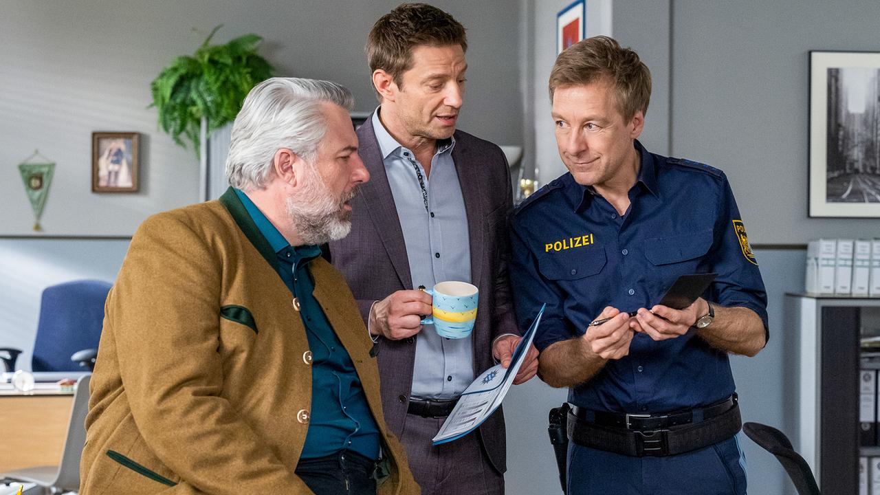 © ORF/ZDF/Saskia Pavek Polizeihauptmeister Mohr informiert die Kommissare Stadler und Hansen über die neuen Rechercheergebnisse.