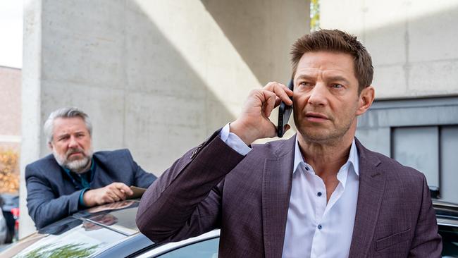 Während die Kommissare Stadler und Hansen ermitteln, werden sie  von Frau Stockl telefonisch über die über die neusten Entwicklungen im Fall informiert.