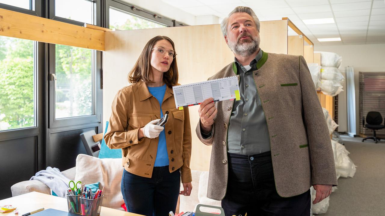 Die Kommissare Beck und Stadler suchen im Büro des Opfers nach einem möglichen Tatmotiv.