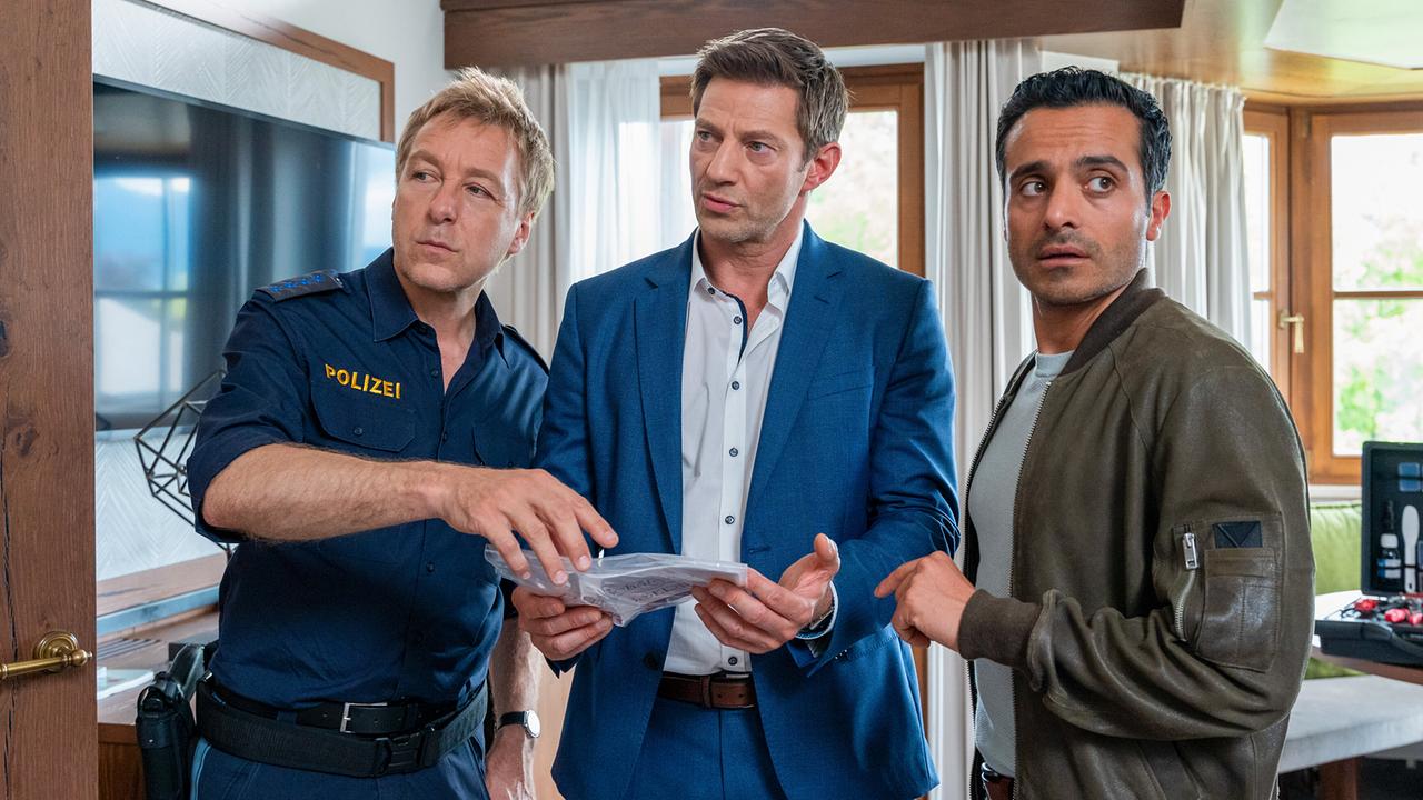 © ORF/ZDF/Linda Gschwentner Polizeihauptmeister Mohr zeigt den Kommissaren Hansen und Kaya einen am Tatort gefundenen Businessplan.