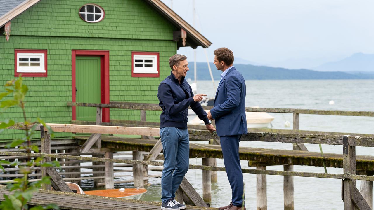 © ORF/ZDF/Linda Gschwentner Der Makler Berthold Strehler erzählt Kommissar Hansen von seinem Verdacht, dass sich eine Leiche im Garten eines Seegrundstücks befinden könnte.