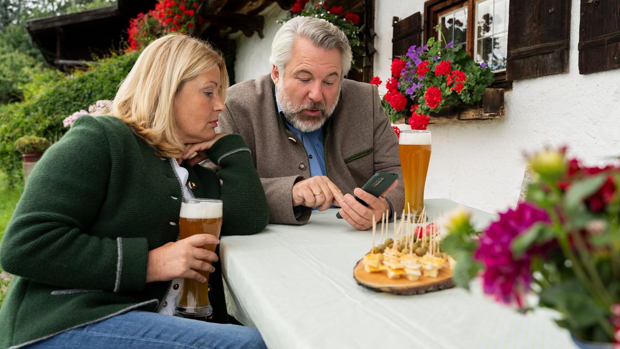 © ORF/ZDF/Linda Gschwentner Kommissar Stadler zeigt Marie Hofer die neue App, die im Kommissariat verwendet wird.