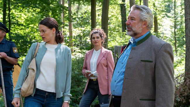 © ORF/ZDF/Linda Gschwentner Die Cops verschaffen sich im Beisein von Rechtsmedizinerin Dimos ein Bild vom Tatort.