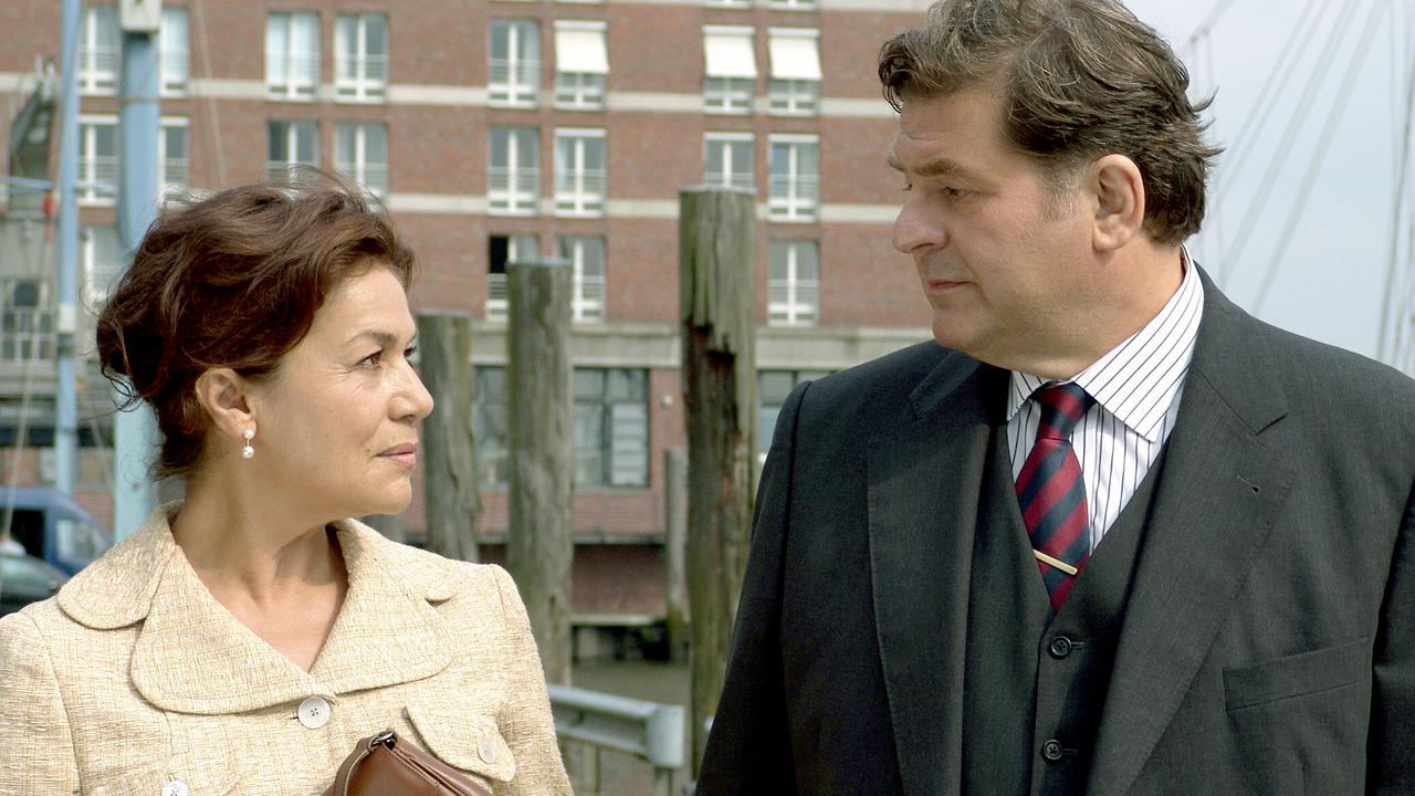 © ORF/NDR/Georges Pauly Polina (Hannelore Elsner) und Friedrich (Erwin Steinhauer) lernen sich kennen und stehen einander im urbanen Umfeld gegenüber.