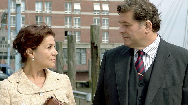 © ORF/NDR/Georges Pauly Polina (Hannelore Elsner) und Friedrich (Erwin Steinhauer) lernen sich kennen und stehen einander im urbanen Umfeld gegenüber.