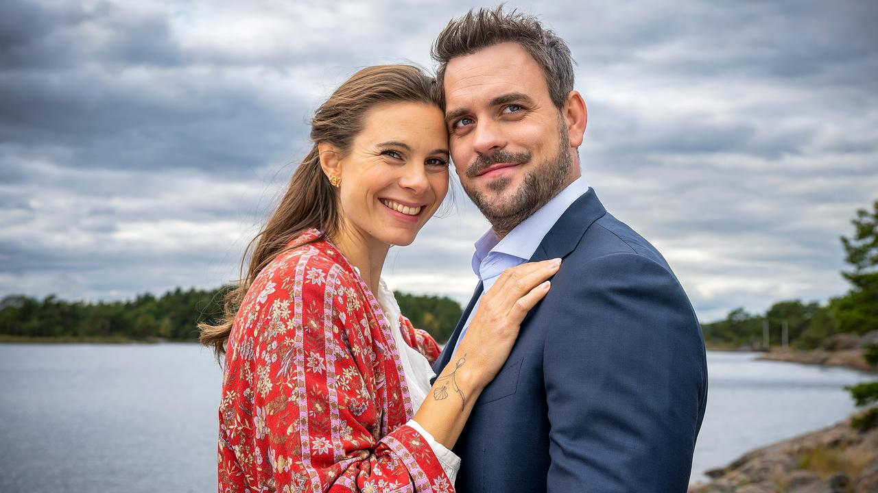Eigentlich steht Emil kurz vor der Hochzeit mit Liv. Doch längst vergessene Gefühle kommen wieder hoch, als er Juna, seine Freundin aus Kindheitstagen, wiedersieht.