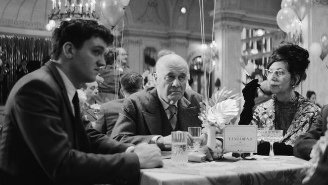 © ORF/PANAMA Film Auf der Abendveranstaltung im Hotel in freudiger Gesellschaft sitzt Johannes mit seinem Doktorvater Strathen, Baroness Edita Fedorovna Yusupova, Dr. Martin Koch und Blumberg an einem Tisch.