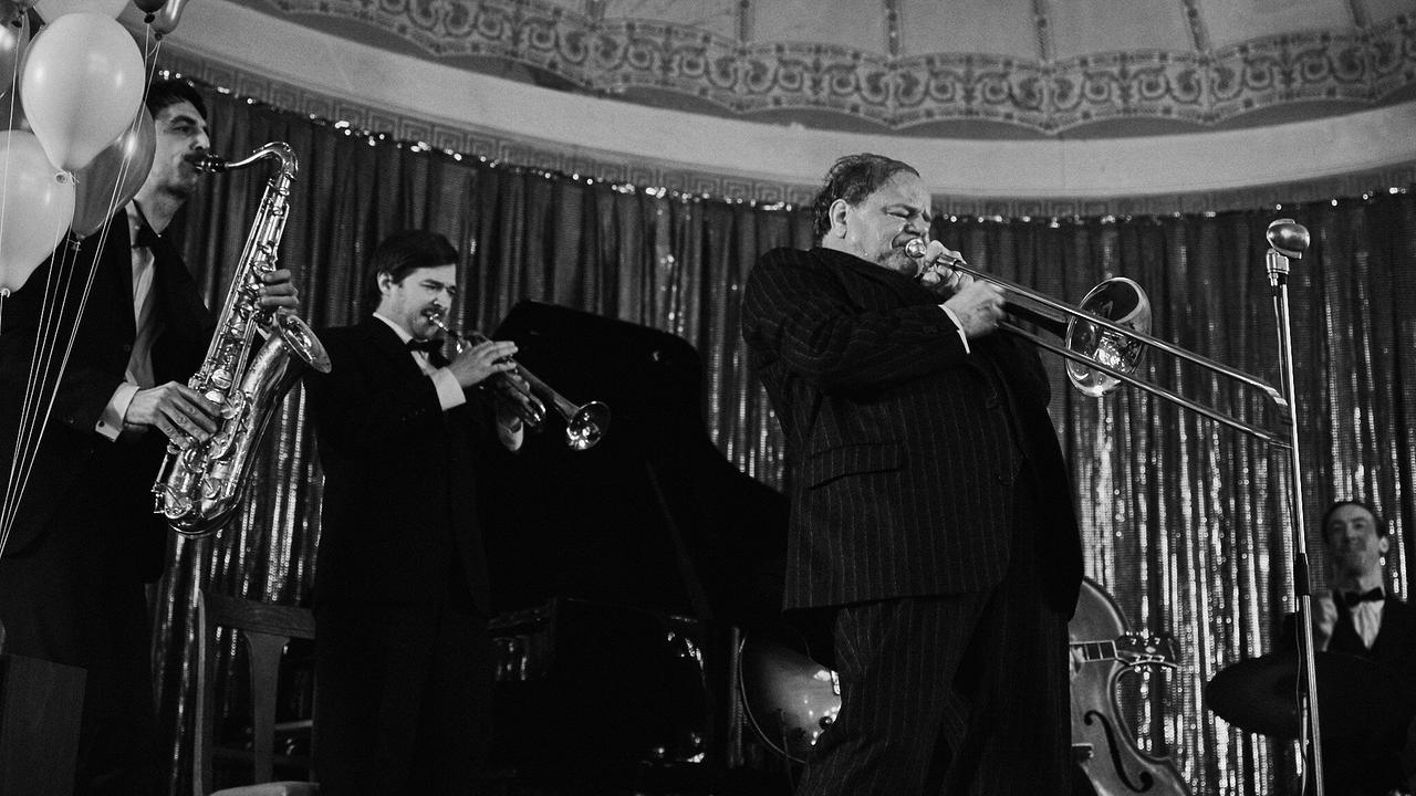Blumberg spielt Trompete mit weiteren Musikern auf der Bühne bei der Abendveranstaltung im Hotel.