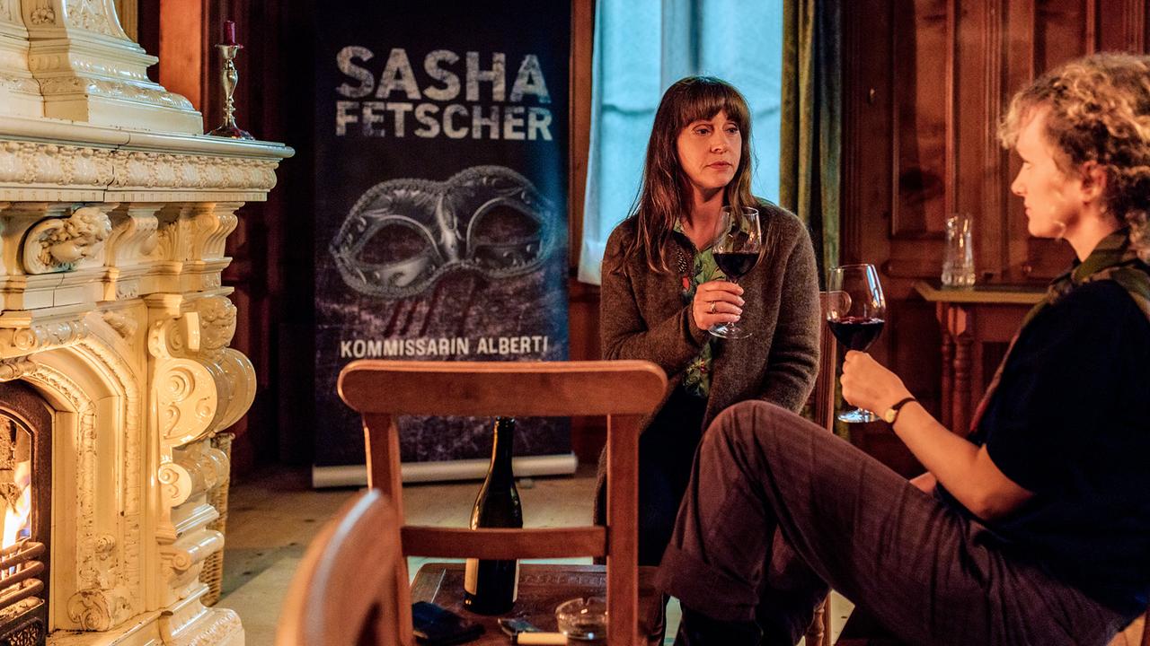 "Die Toten vom Bodensee – Nachtschatten": Ulrike C. Tscharre (Nadia Lorenzi), Marie-Christine Friedrich (Emily Fetscher)