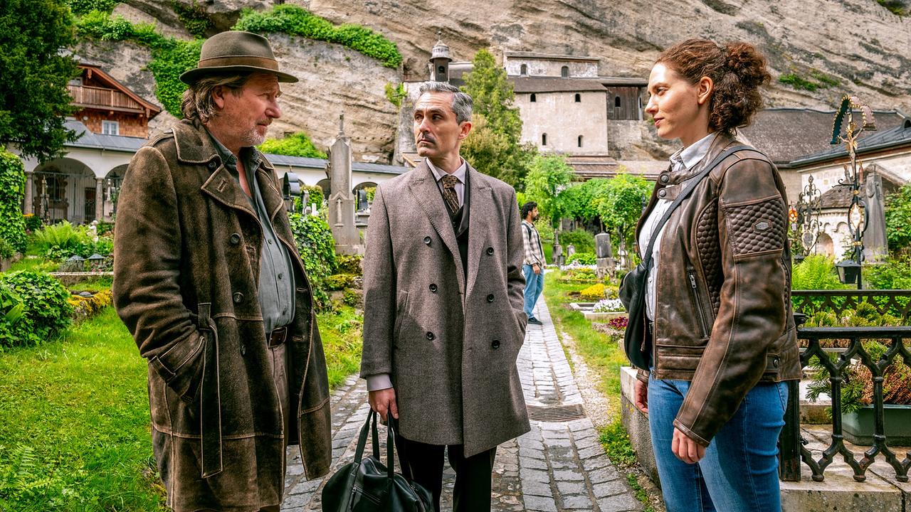 "Die Toten von Salzburg – Mord in bester Lage": Michael Fitz (Hubert Mur), Simon Dietersdorfer (Arvid Exenschläger), Fanny Krausz (Irene Russmeyer)