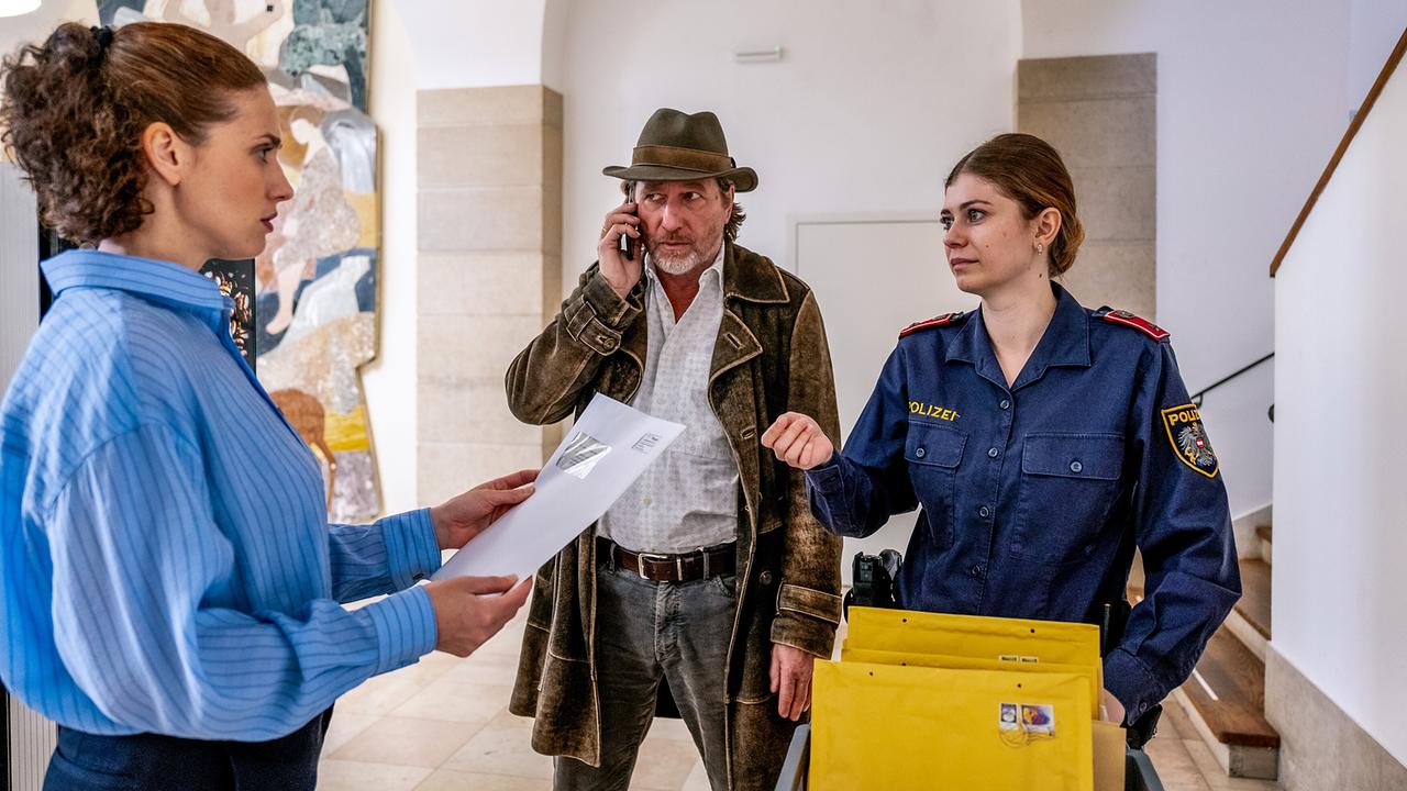 "Die Toten von Salzburg – Mord in bester Lage": Fanny Krausz (Irene Russmeyer), Michael Fitz (Hubert Mur), Julia Maier (Polizistin)