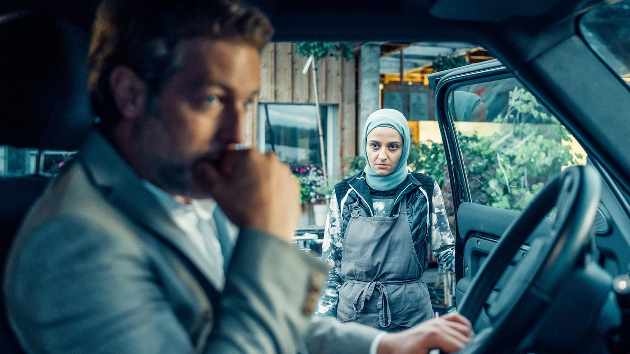 "Die Toten vom Bodensee – Der Wunschbaum": Julian Looman (Stefan Prixner), Kenda Hmeidan (Malika Yassim)
