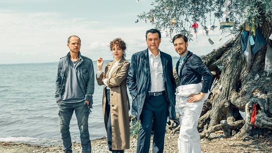 © ORF/Graf-Film/Manuel Paul Riesterer "Die Toten vom Bodensee – Der Wunschbaum": Matthias Koeberlin (Micha Oberländer), Anna Werner Friedmann (Mara Eisler), Hary Prinz (Thomas Komlatschek), Stefan Pohl (Thomas Egger)