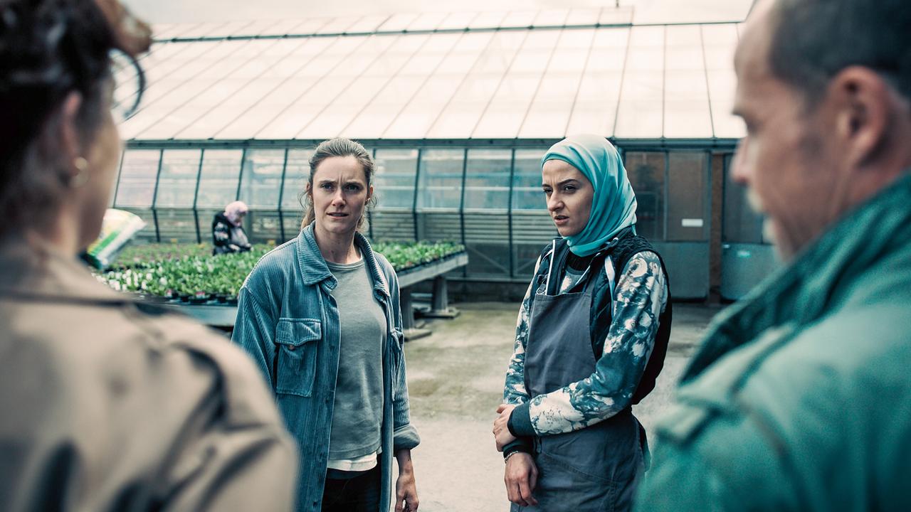 "Die Toten vom Bodensee – Der Wunschbaum": Anna Werner Friedmann (Mara Eisler), Miriam Stein (Saskia Prixner), Kenda Hmeidan (Malika Yassim), Matthias Koeberlin (Micha Oberländer)