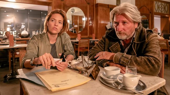 © ORF/Satel Film/Lisa Kutzelnig Lu Frey und Hubert Mur sitzen in einem Café und beobachten etwas.