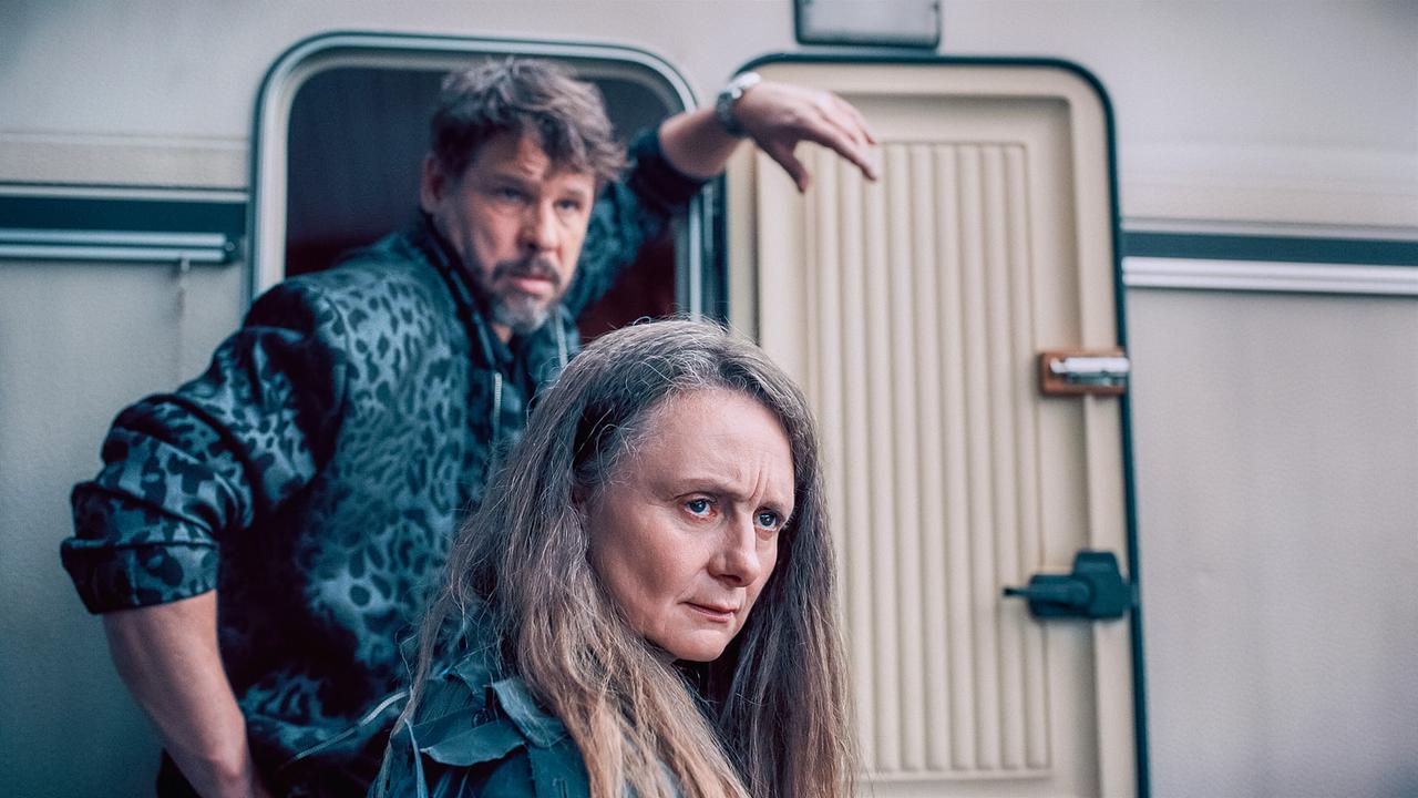 © ORF/Graf Film/Lukas Gnaiger Bruno Kurkav und Peggy Renoldi stehen vor einem Wohnwagen.
