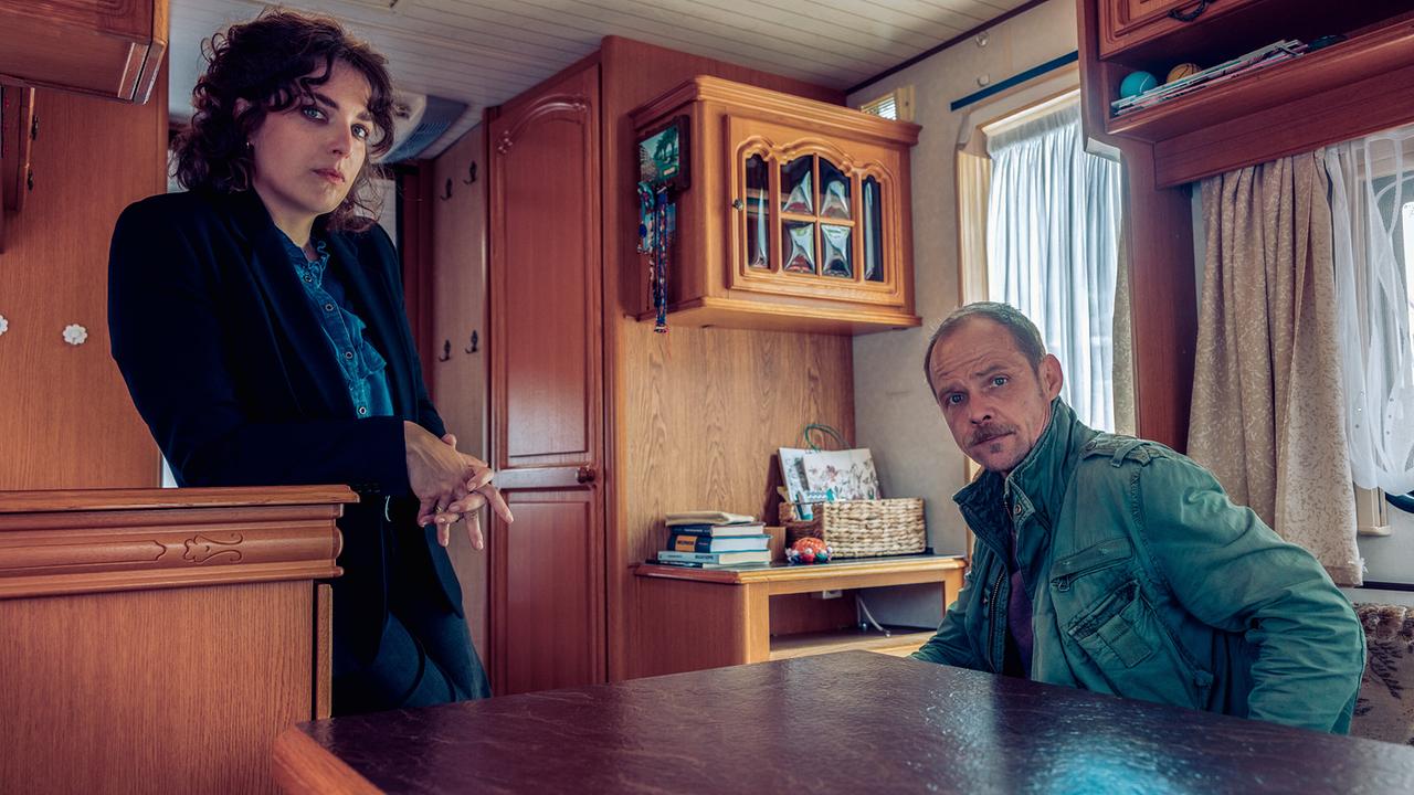 © ORF/Graf Film/Manuel Riesterer Mara Eisler und Micha Oberländer sind in einem Wohnwagen voller Holzmöbel.