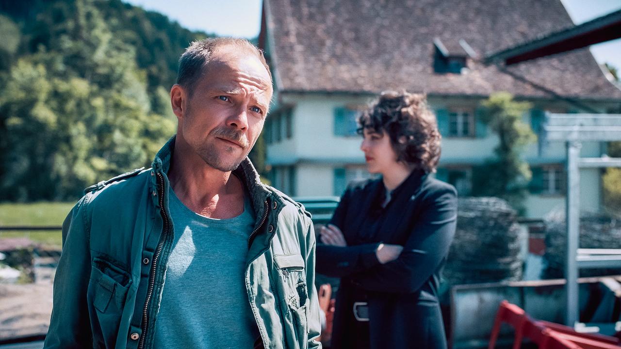 © ORF/Graf Film/Lukas Gnaiger Micha Oberländer und Mara Eisler stehen im Freien vor einem ländlichen Gebäude