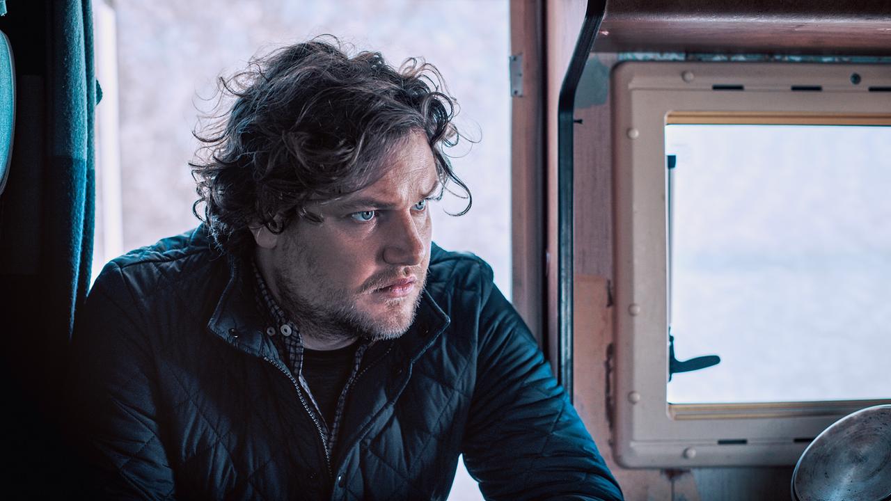 © ORF/Graf Film/Lukas Gnaiger Flavius Werger sitzt angespannt in einem Wohnmobil.