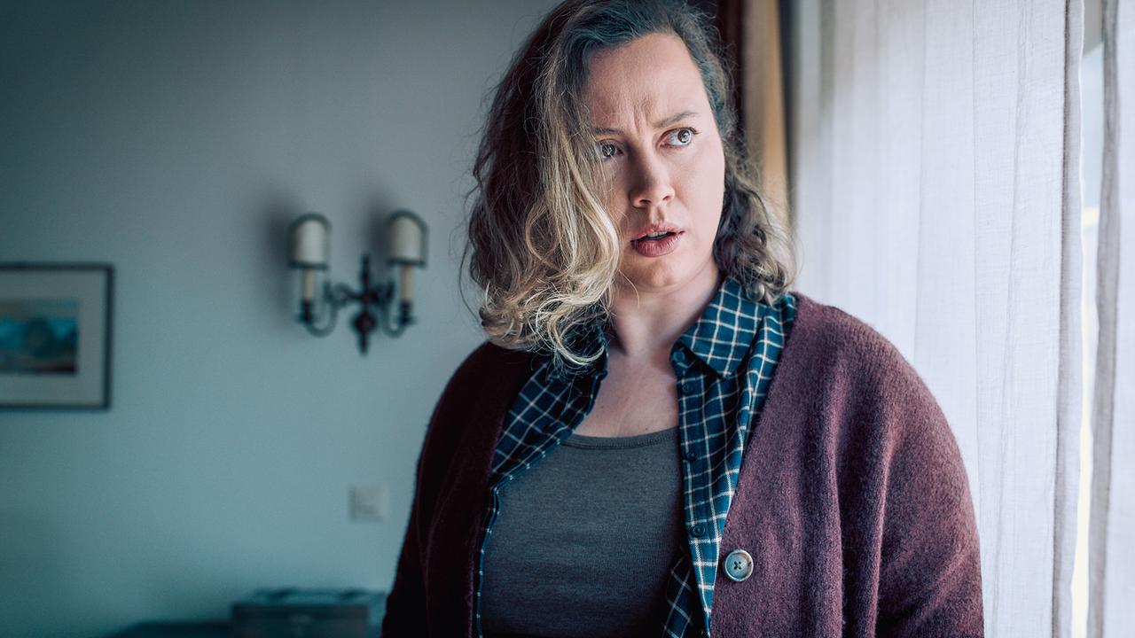 © ORF/Graf Film/Lukas Gnaiger Anna-Lena Hadeling schaut ernst in einem Wohnraum nach vorne.