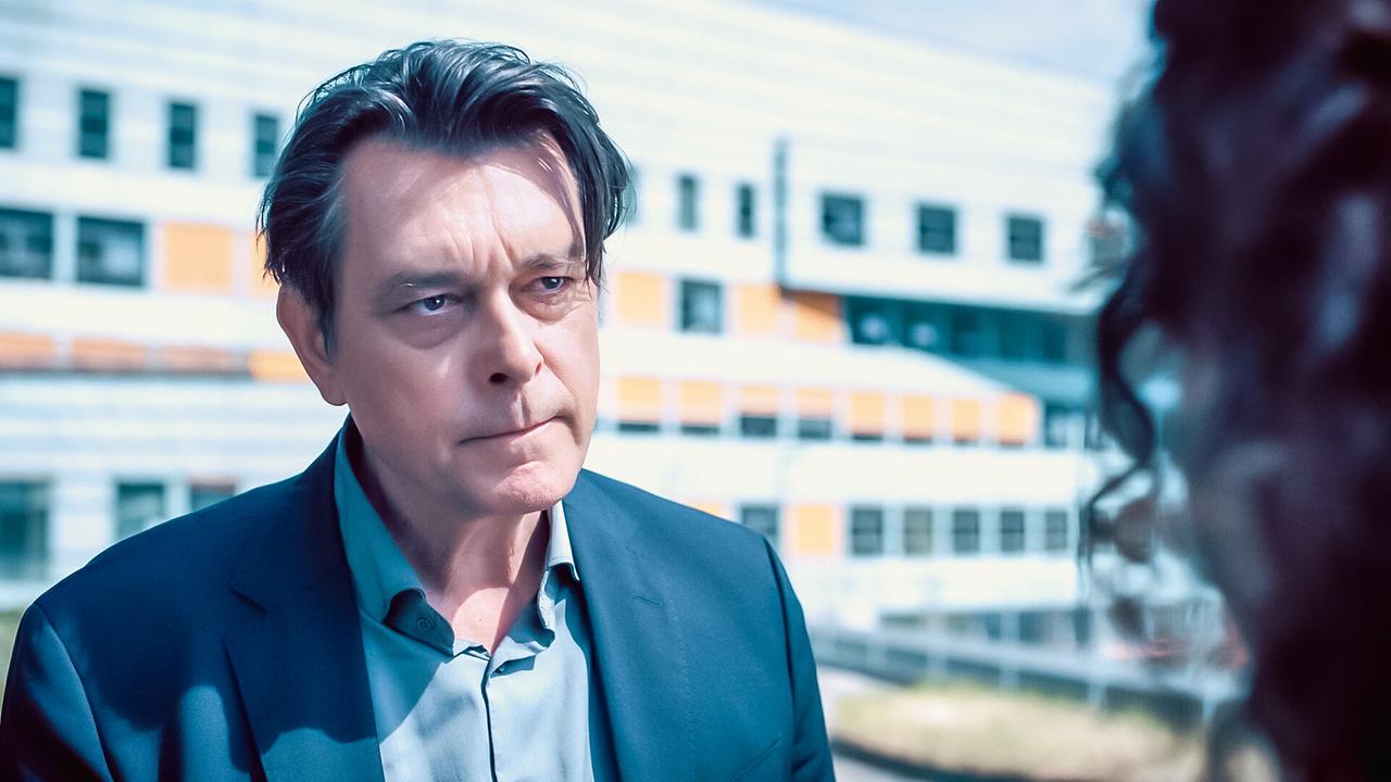 © ORF/Graf Film/Lukas Gnaiger Nahaufnahme von Thomas Komlatschek im Gespräch mit Mara Eisler vor einem Gebäude