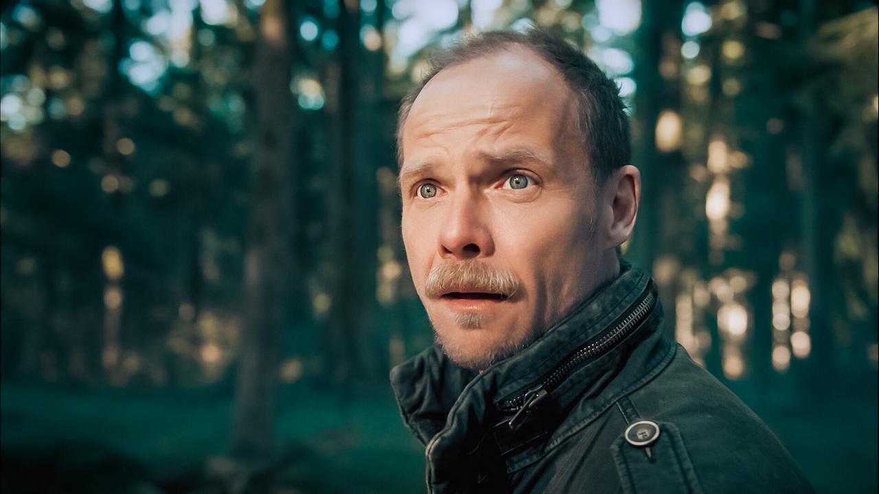 © ORF/Graf Film/Lukas Gnaiger Nahaufnahme von Micha Oberländer, der erschrocken in einem Wald steht