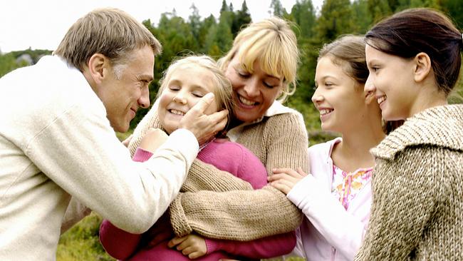 © ORF/BR/Thomas R. Schumann Ungetrübtes Familienglück: Helmut und Nelly mit ihren drei Töchtern Fanny, Kathi und Theresa stehen im Grünen glücklich beisammen.