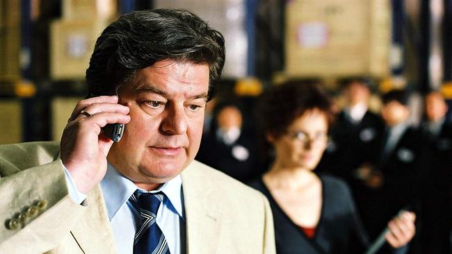 © ORF/Thalia-Film/Bernhard Berger Erwin Steinhauer als Leopold Wörmann im hellen Anzug telefoniert in einem belebten unscharf dargestellten Raum.
