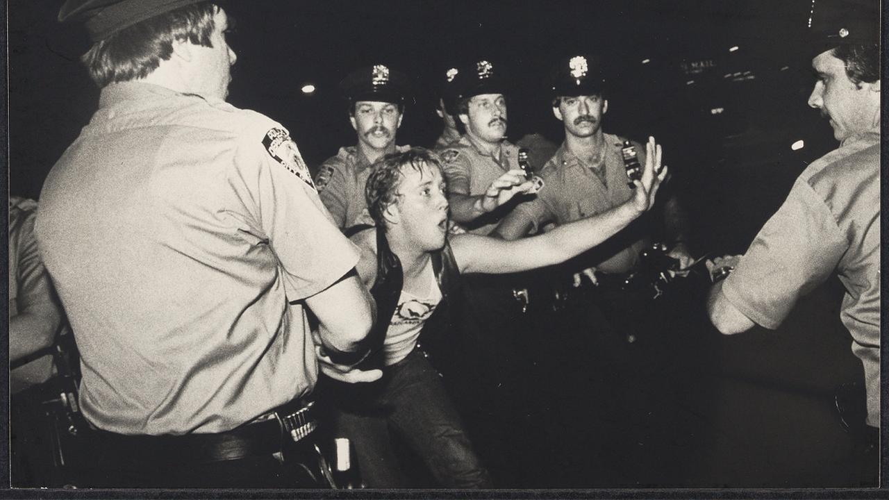 Stonewall - Die Nacht zum 28. Juni 1969 als LGBTQ-Aktivist:innen den brutalen Polizei-Razzien Paroli boten